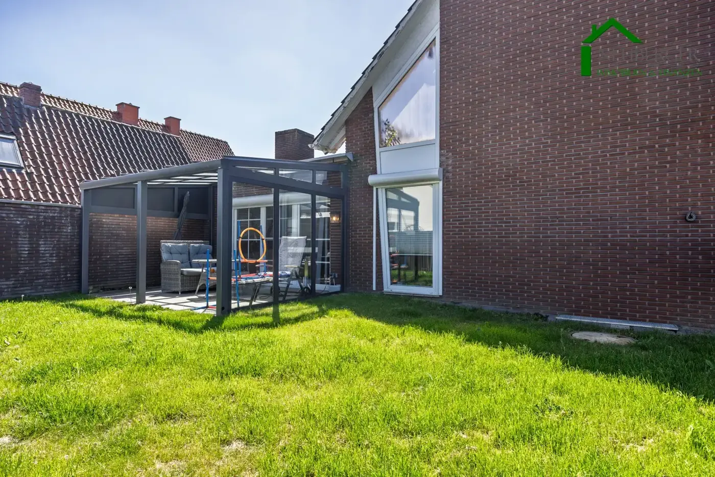 Großzügiges, modernisiertes Wohnhaus mit Halle auf weitläufigem Eckgrundstück – Bild 3